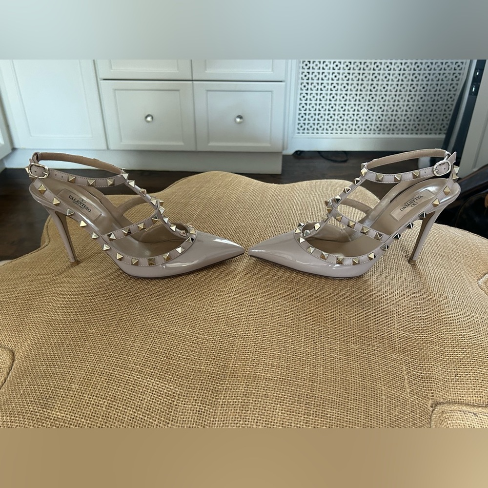 Valentino Rockstud Cage Leather Pumps with Stud
 • Color: Poudre/Gold Size: 39 - Picture 9 of 12